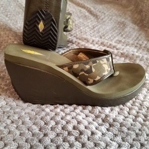 VOLATILE WEDGE CAMOUFLAGE SANDALS